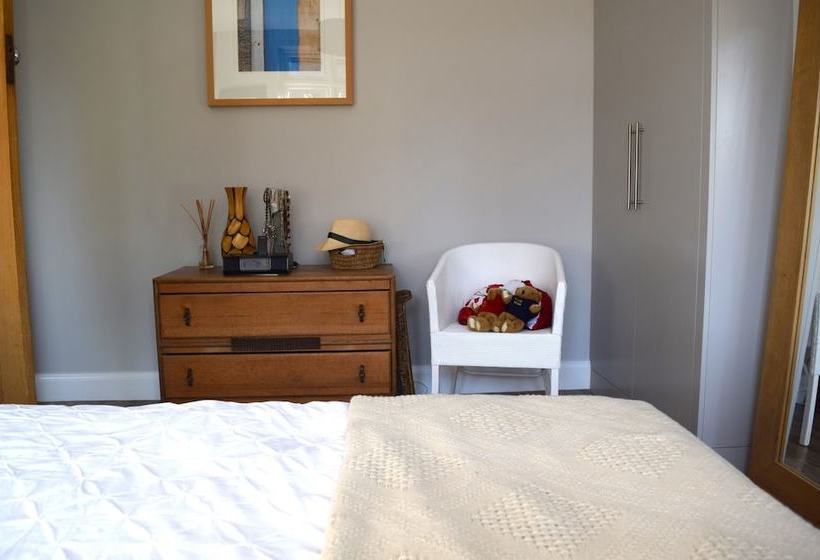 2 Bedroom Garden House In Tooting