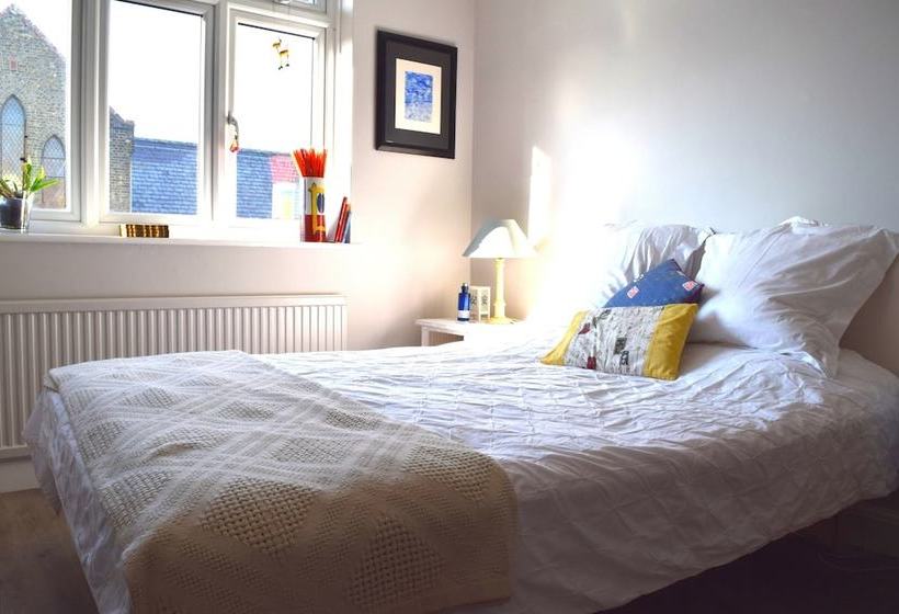 2 Bedroom Garden House In Tooting