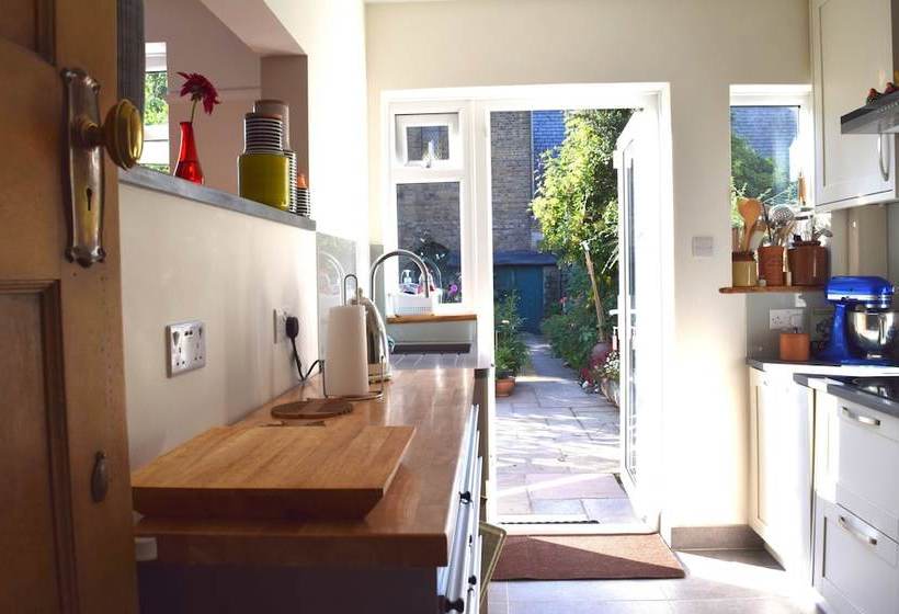 2 Bedroom Garden House In Tooting