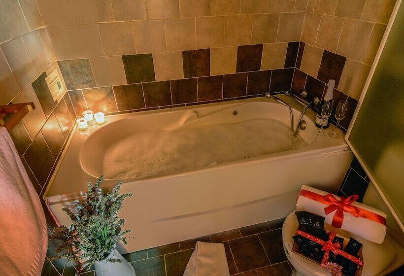 Cozy Cottage In Benllera With Hot Tub