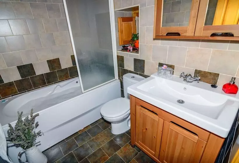 Cozy Cottage In Benllera With Hot Tub