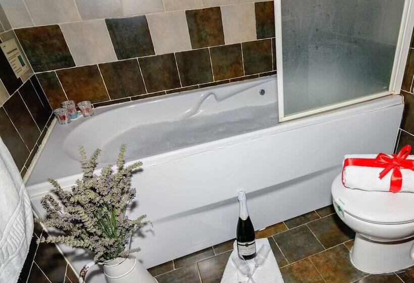 Cozy Cottage In Benllera With Hot Tub