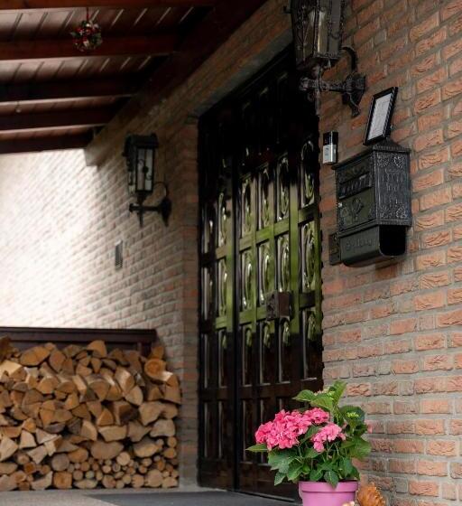 مبيت وإفطار Zum Hahn