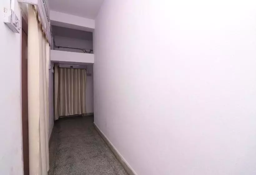 ホテル Spot On 45721 Mahabir Guest Inn