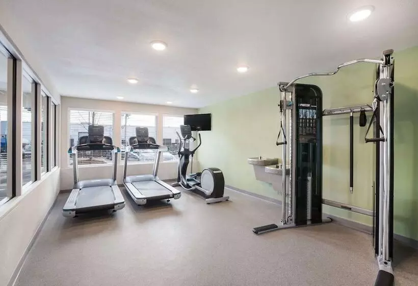 ホテル Woodspring Suites Detroit Madison Heights