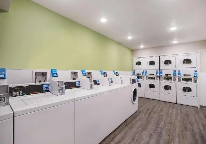ホテル Woodspring Suites Detroit Madison Heights
