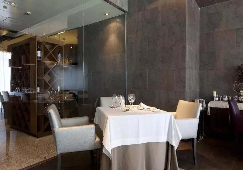 Отель Cordoba Center