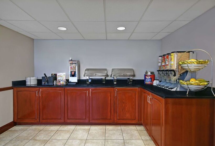 Отель Spark By Hilton Rochester University Area