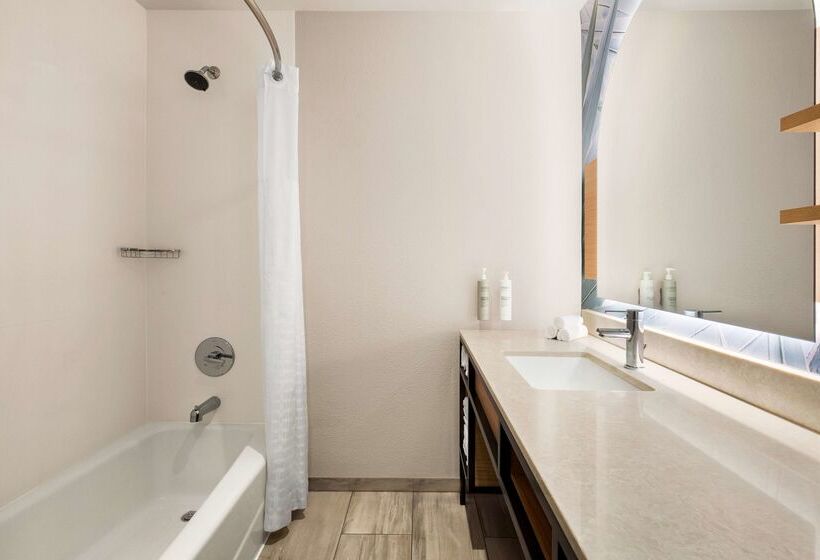 هتل Hilton Garden Inn Monterey