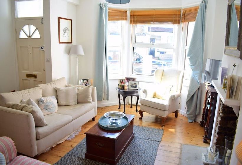 1 Bedroom Home With Private Garden In Barons Court