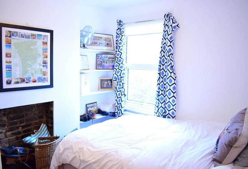 1 Bedroom Home With Private Garden In Barons Court