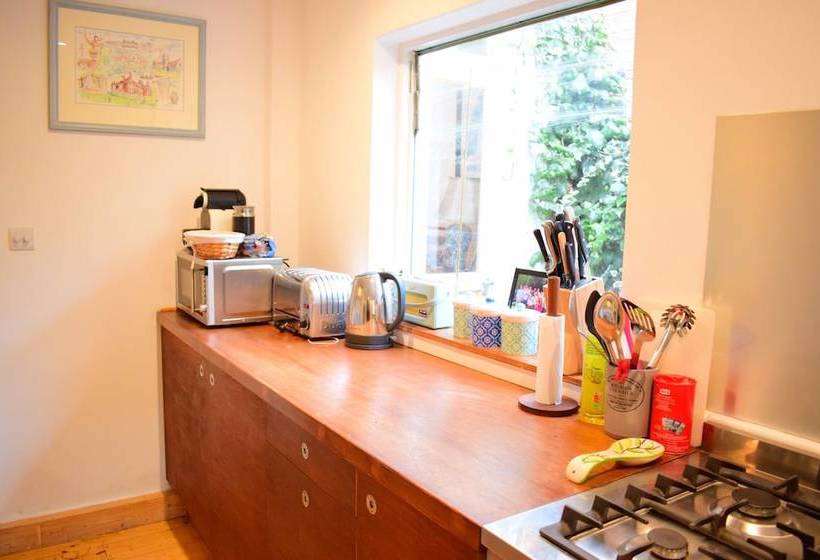 1 Bedroom Home With Private Garden In Barons Court