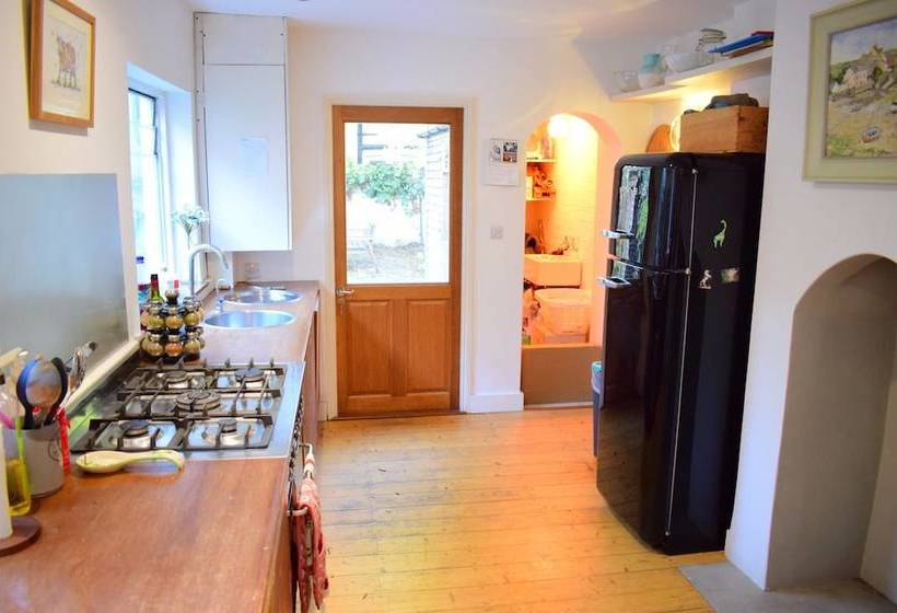 1 Bedroom Home With Private Garden In Barons Court