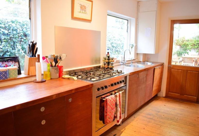 1 Bedroom Home With Private Garden In Barons Court