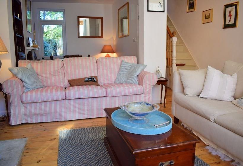 1 Bedroom Home With Private Garden In Barons Court