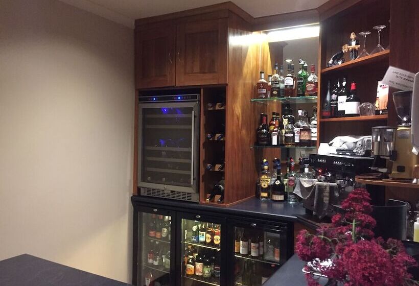 Отель Lake Roxburgh Lodge