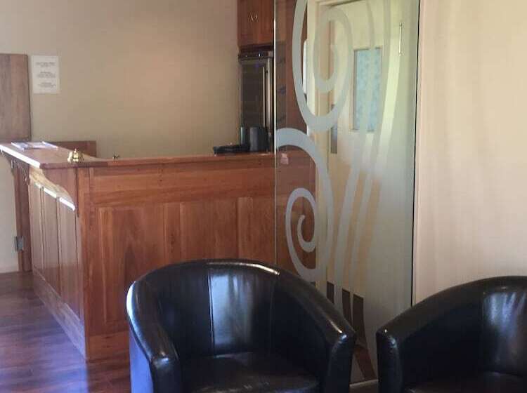 Отель Lake Roxburgh Lodge