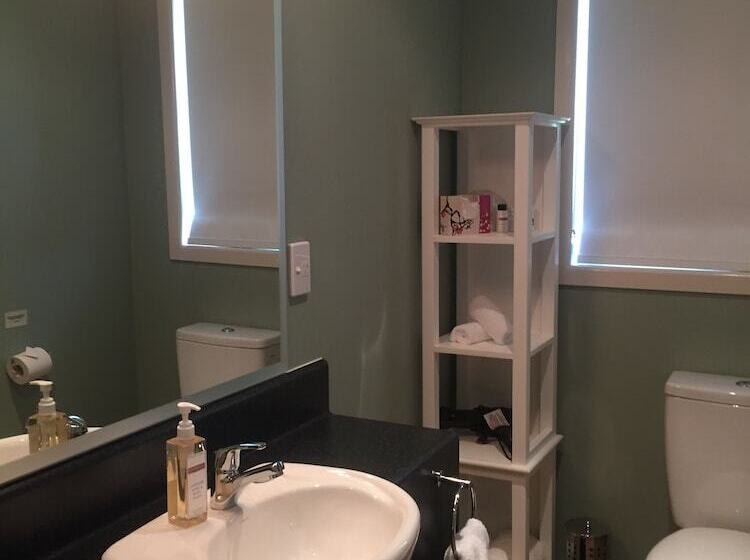 Отель Lake Roxburgh Lodge