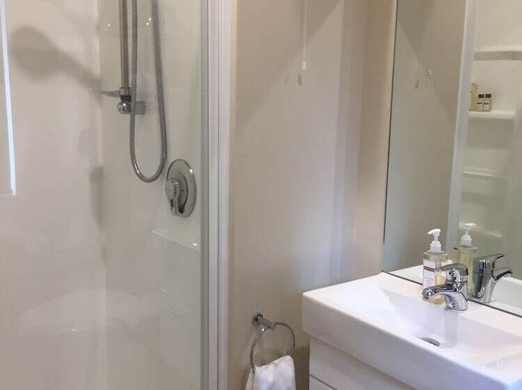 Отель Lake Roxburgh Lodge