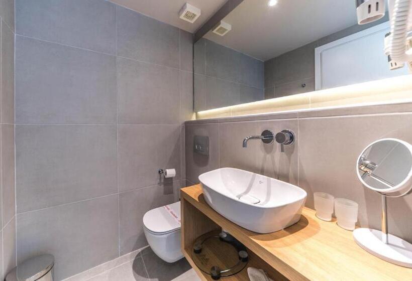 فندق Adele Beach