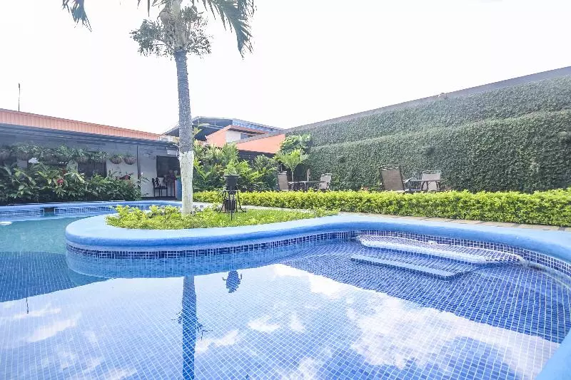 هتل Berlor Airport Inn