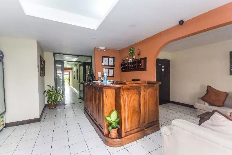 هتل Berlor Airport Inn