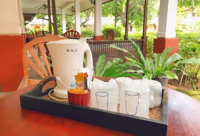 Отель Karinthip Village