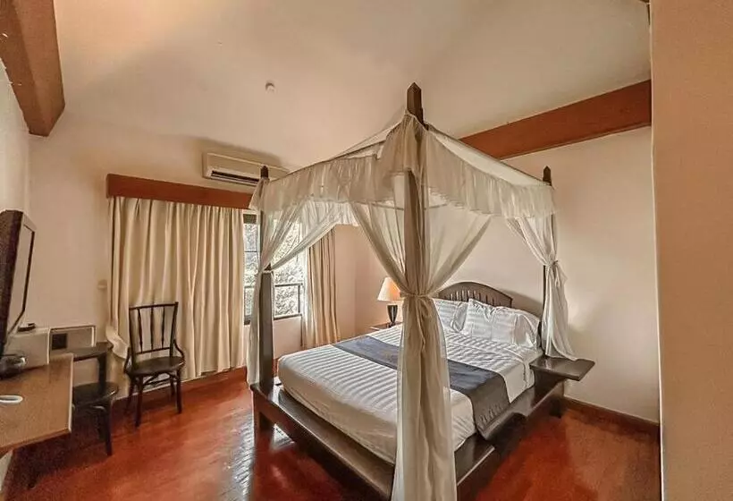 Отель Karinthip Village