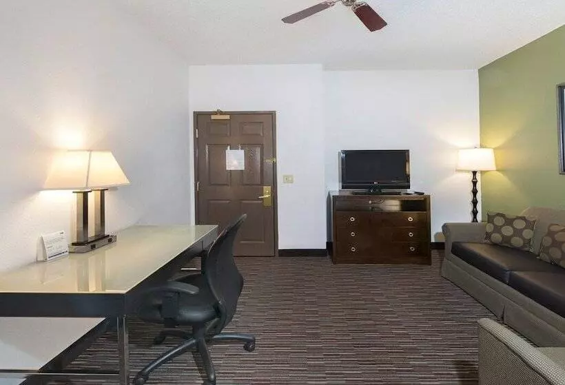 Отель Holiday Inn Express & Suites Chicago Deerfield Lincolnshire, An Ihg