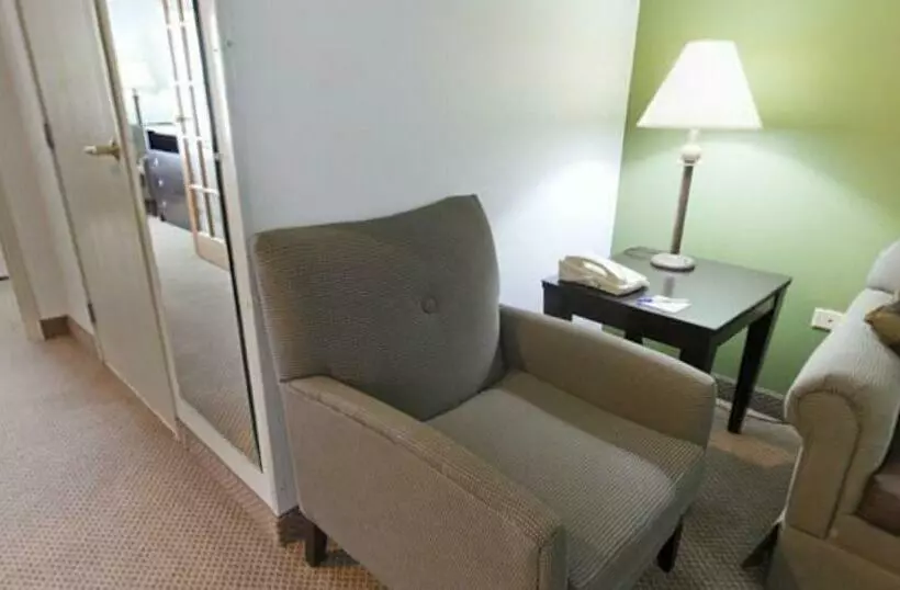 Отель Holiday Inn Express & Suites Chicago Deerfield Lincolnshire, An Ihg