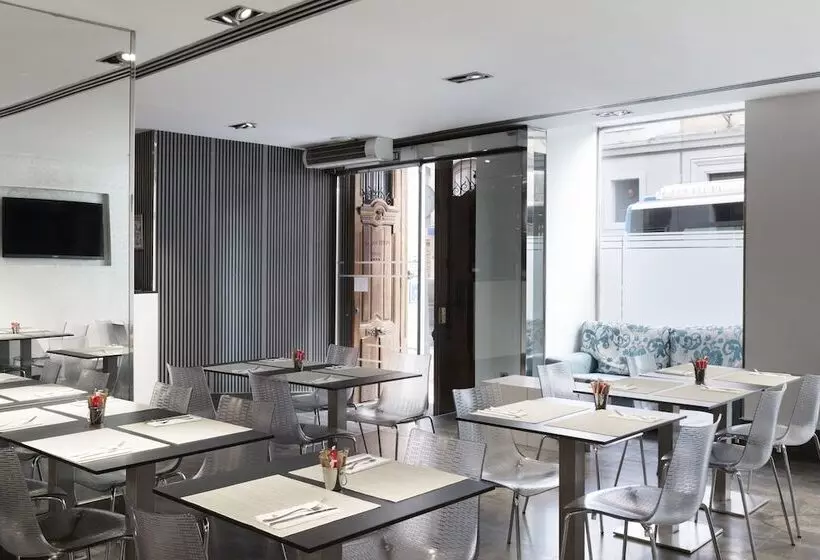 Отель Petit Palace Plaza Espana