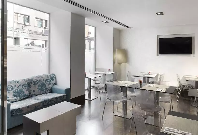 Отель Petit Palace Plaza Espana