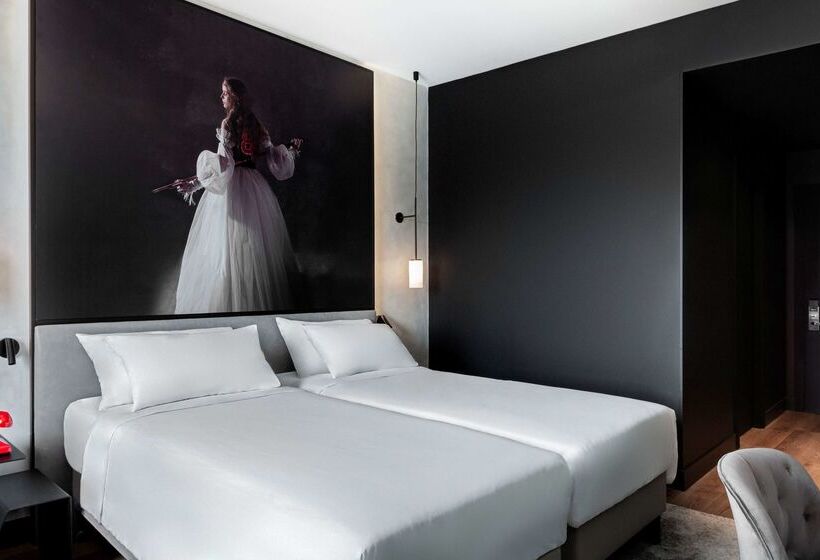 هتل Radisson Red Madrid