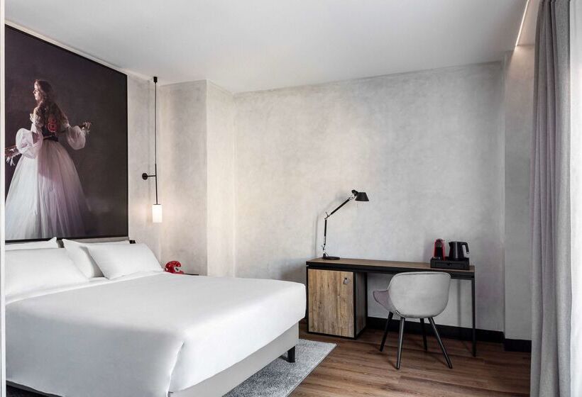 هتل Radisson Red Madrid