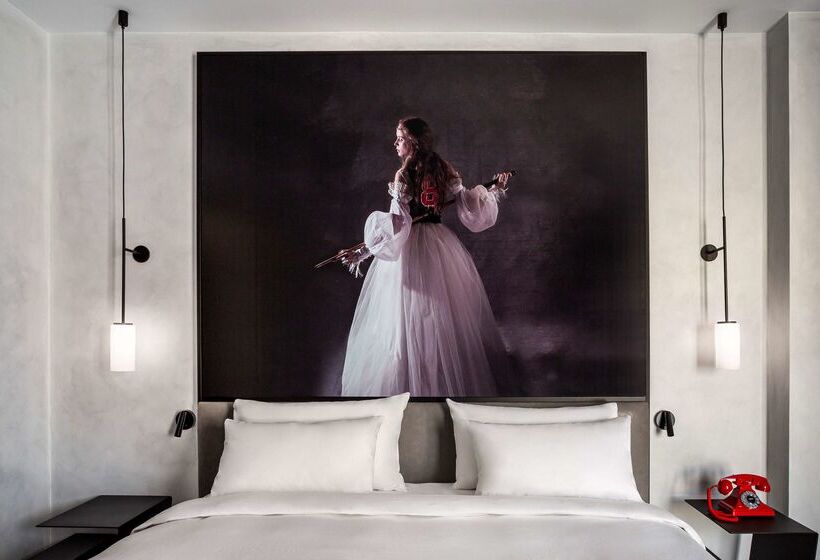 هتل Radisson Red Madrid