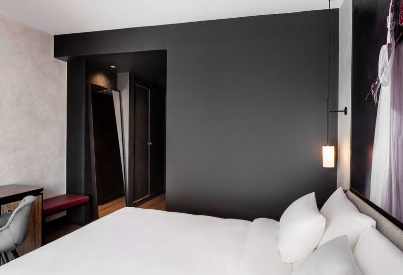 هتل Radisson Red Madrid