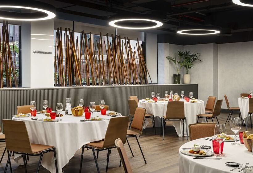 هتل Radisson Red Madrid