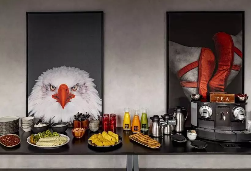 هتل Radisson Red Madrid
