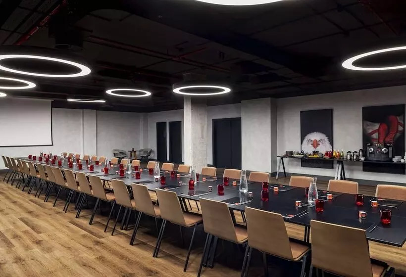 هتل Radisson Red Madrid