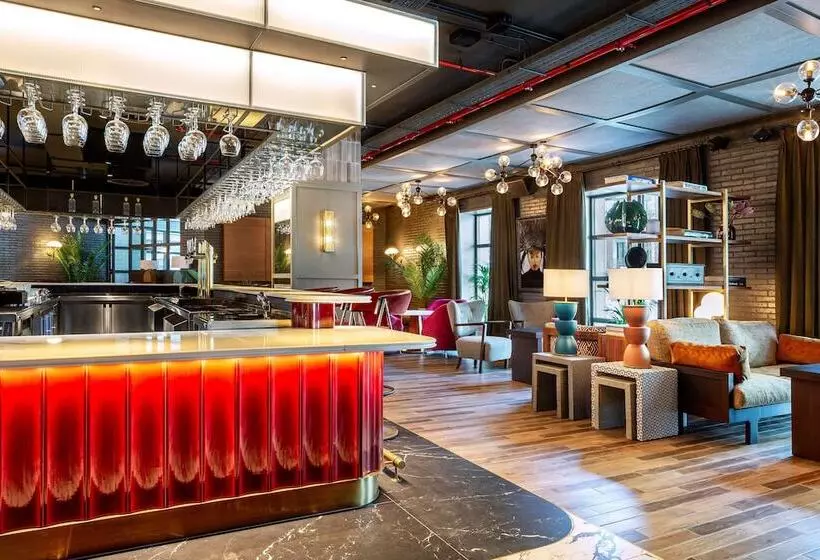 هتل Radisson Red Madrid