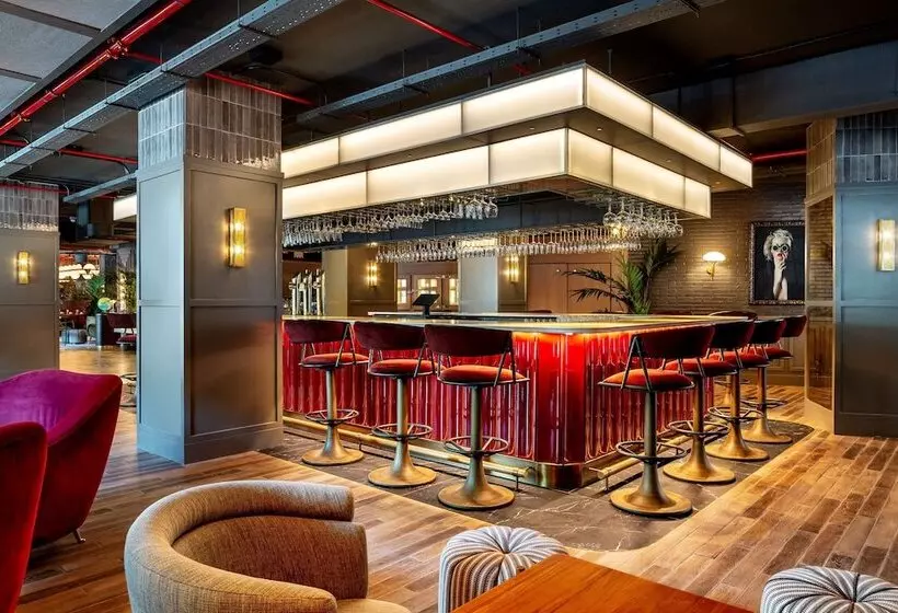 هتل Radisson Red Madrid
