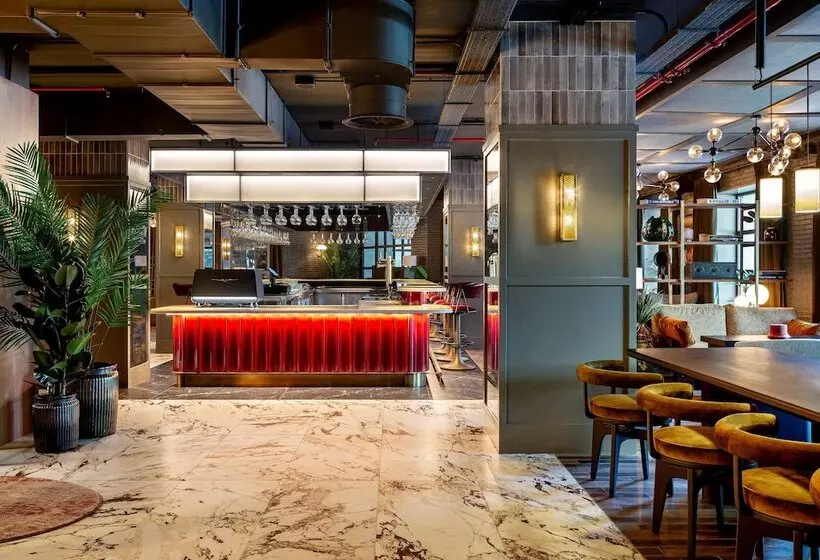 هتل Radisson Red Madrid