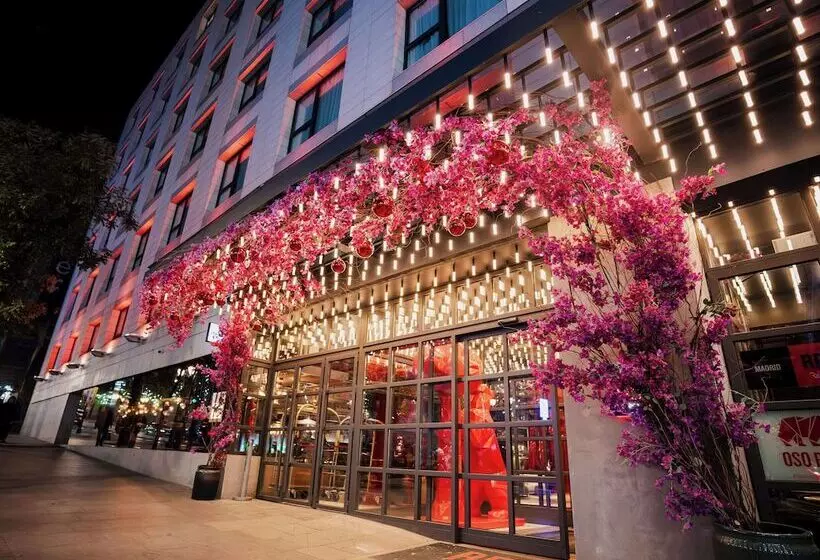 هتل Radisson Red Madrid