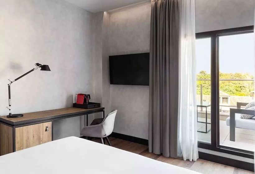 هتل Radisson Red Madrid