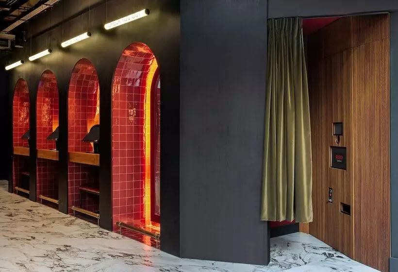 هتل Radisson Red Madrid