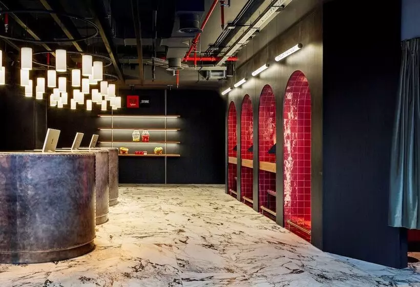 هتل Radisson Red Madrid