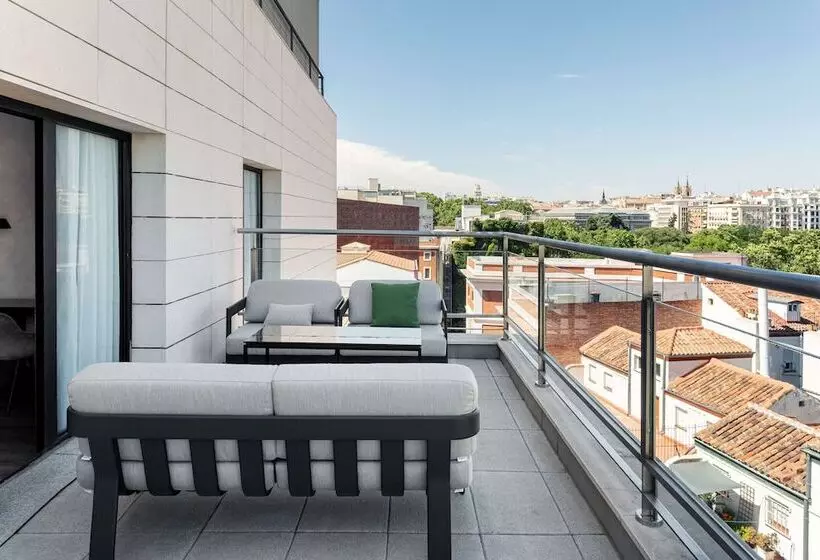 هتل Radisson Red Madrid