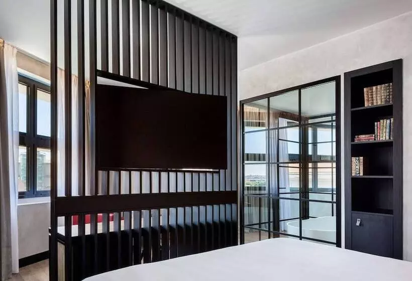 هتل Radisson Red Madrid