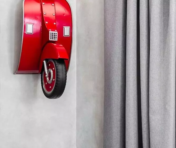 هتل Radisson Red Madrid