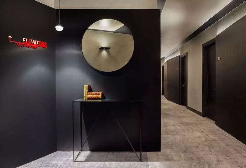 هتل Radisson Red Madrid